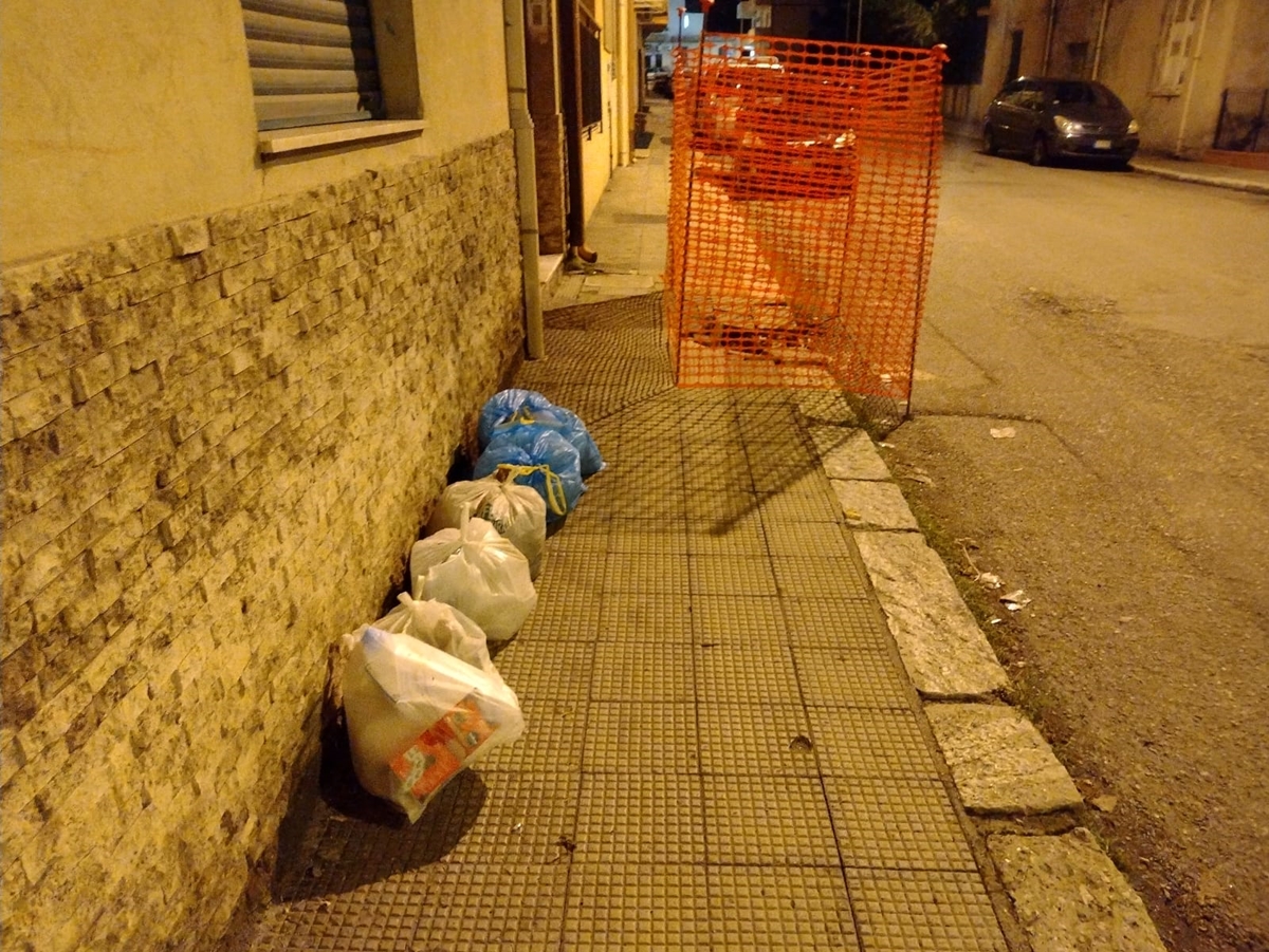 Reggio, recintato il marciapiede rotto da mesi in via Botteghelle: ora è intransitabile