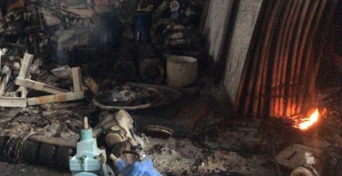 Siderno, amministrazione comunale sotto attacco: bruciati due mezzi nella notte