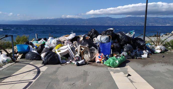 Reggio, ancora rifiuti e degrado per la piazzetta Capannina – Omeca