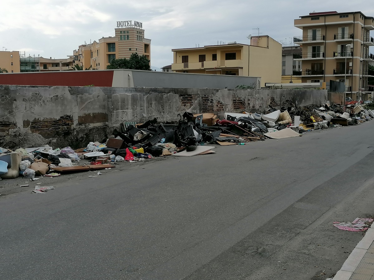 Reggio Calabria, via Ciccarello tra degrado e immondizia