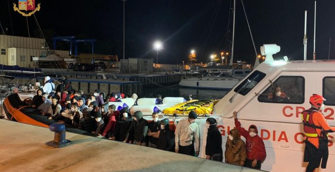 Migranti, riprendono gli sbarchi: 400 migranti soccorsi a largo Roccella Jonica