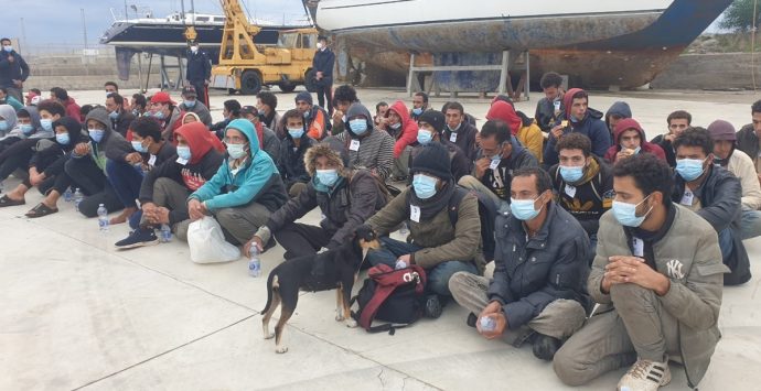 Ancora uno sbarco nella Locride, soccorsi a Roccella altri 60 migranti
