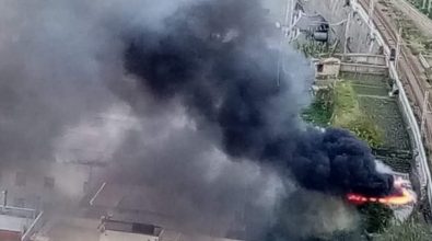 Bagnara, fiamme all’ex casello vicino alla ferrovia. Vigili del fuoco sul posto
