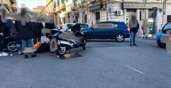 Reggio, auto finisce contro scooter in pieno centro: un ferito