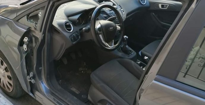 Reggio, ladri in azione in via Loreto: rubato lo sportello di un’auto