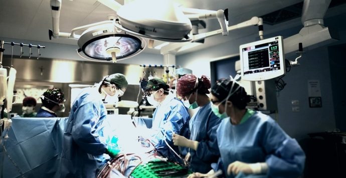 Sanità, la riconoscenza di un paziente del Gom di Reggio: «Salvato da medici straordinari»