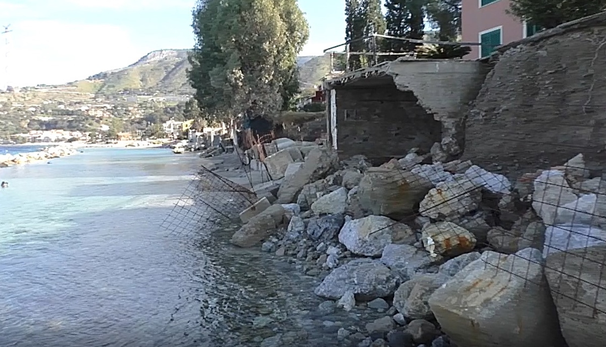 Emergenza erosione costiera a Villa San Giovanni, i cittadini: «Abbiamo le case in acqua»