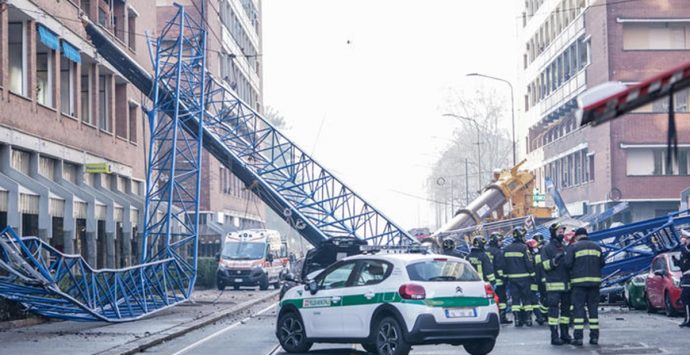 Torino, gru cade su un palazzo: morti 3 operai