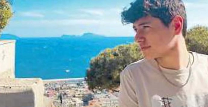 Napoli, 15enne morto dopo aver mangiato sushi: nel locale cibo scadente e niente termometro