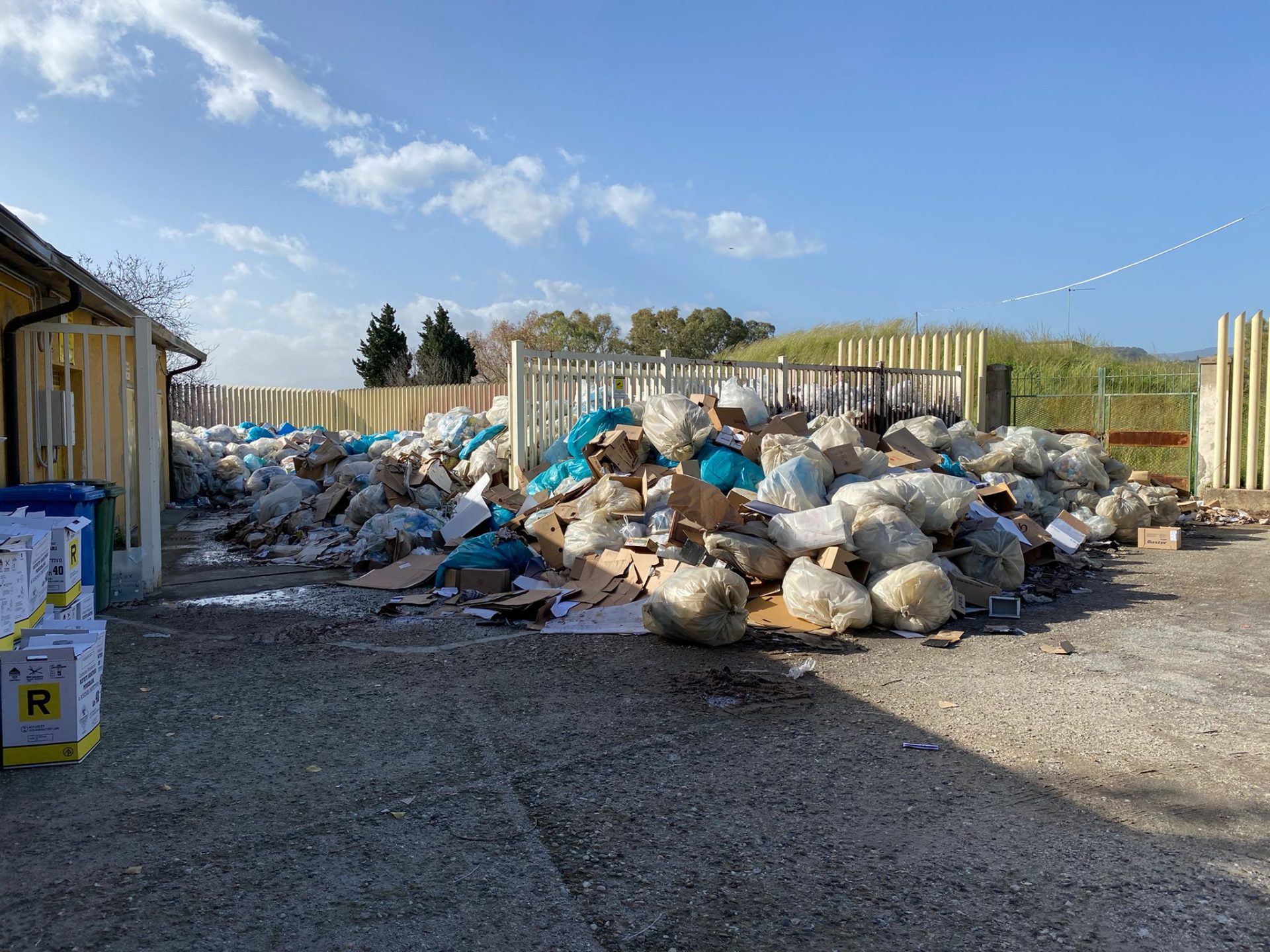 Ospedale di Locri, l’emergenza rifiuti continua. Presto un’isola ecologica?