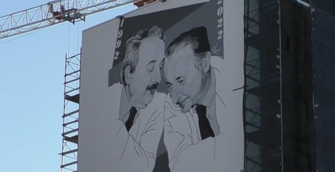 A Reggio, nel trentennale delle stragi del 1992, un murales per ricordare Falcone e Borsellino