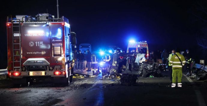 Morti cinque giovani nello scontro tra auto e bus: tragico incidente nel Bresciano