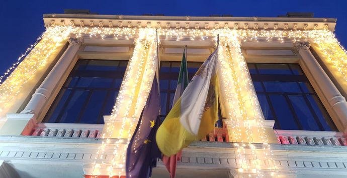 Palazzo Alvaro, bandiera europea a mezz’asta per la scomparsa del Presidente del Parlamento Europeo Sassoli
