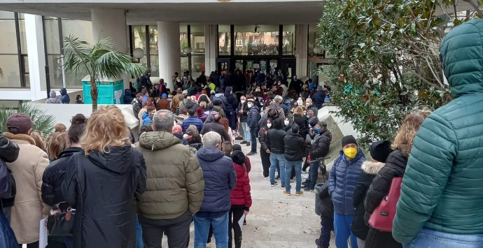 Vaccini a Reggio Calabria, tutti in fila per il siero a Palazzo Campanella