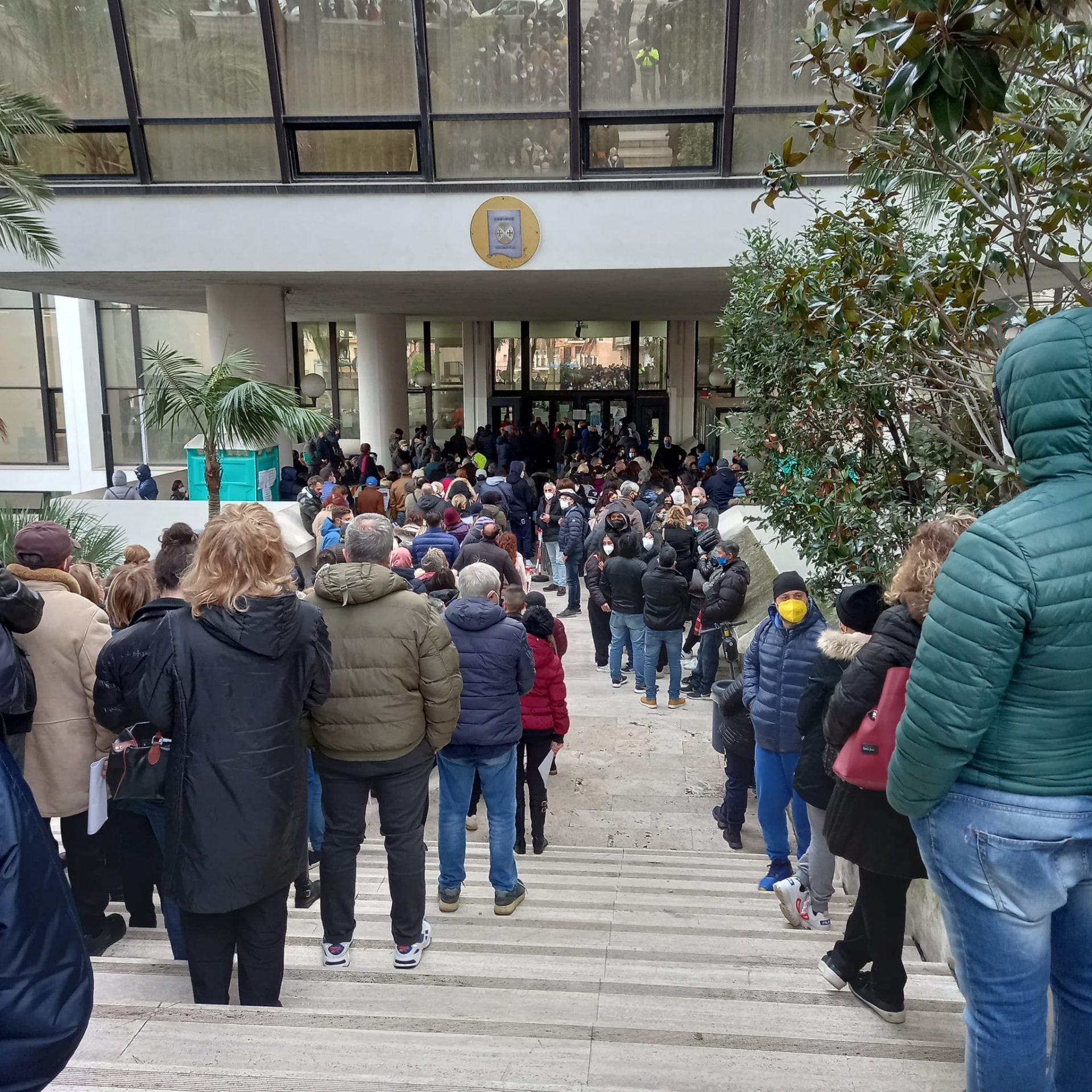 Vaccini a Reggio Calabria, tutti in fila per il siero a Palazzo Campanella