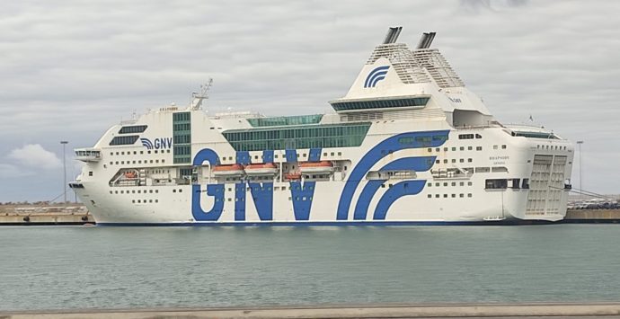 Coronavirus, è attraccata stamattina nel porto di Gioia Tauro una nave quarantena con a bordo 159 migranti