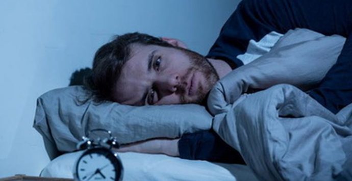 Variante Omicron, tra i sintomi anche la paralisi del sonno