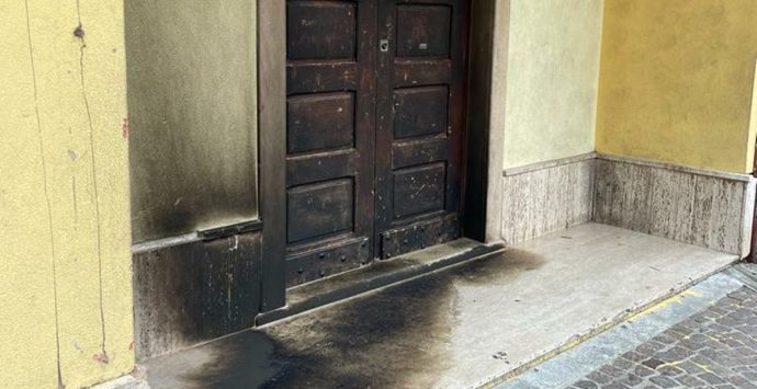 Portone del municipio di Platì bruciato, sindaco Sergi: «Non ci faremo intimorire»