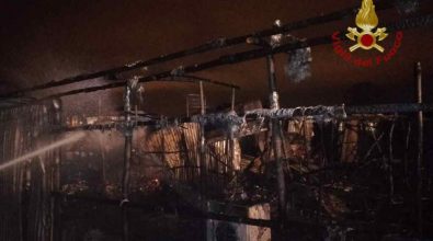 Rogo distrugge venti baracche nella baraccopoli di San Ferdinando