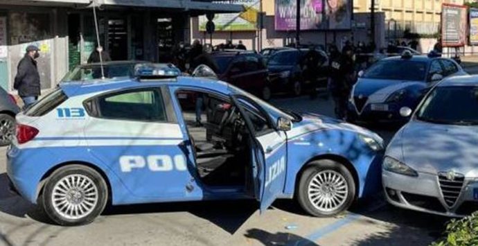 Sparatoria in pieno centro a Taranto, feriti due poliziotti