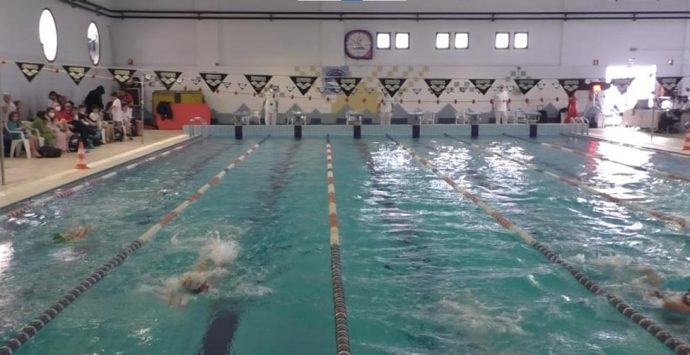 A Reggio i campionati regionali di nuoto per esordienti. Porcaro: «Attendevamo questo ritorno allo sport»