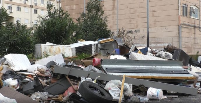 Reggio, il comitato di Arghillà: «Il 90% dei rifiuti per strada sono portati da fuori. Servono maggiori controlli» – VIDEO