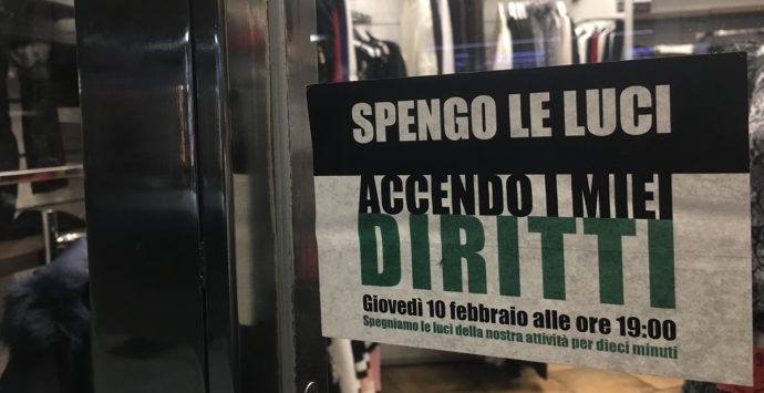 Reggio, negozi e palazzi istituzionali con luci spente in segno di protesta per il caro bollette
