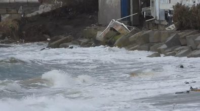 Erosione costiera a Villa San Giovanni, fondi bloccati mentre il mare continua a fare paura
