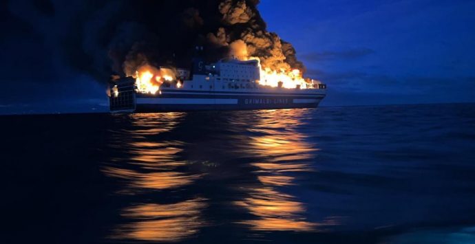Paura nel mar Jonio, in fiamme un traghetto diretto dalla Grecia all’Italia