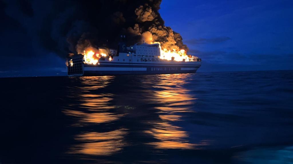 Paura nel mar Jonio, in fiamme un traghetto diretto dalla Grecia all’Italia