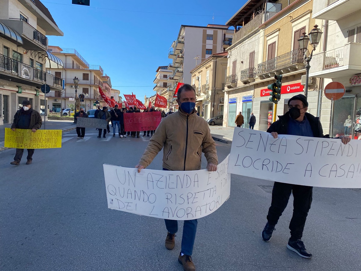 Siderno, i dipendenti di Locride Ambiente in protesta: «Neanche gli schiavi lavorano gratis»