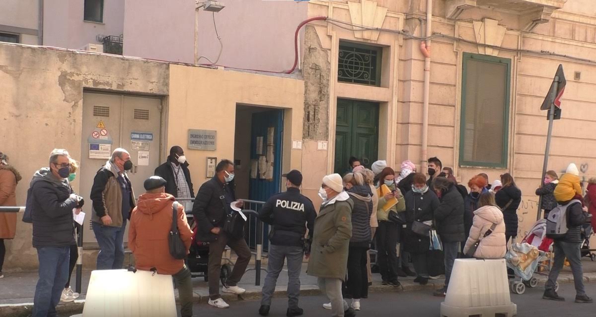 Reggio, mamme ucraine in attesa anche con bimbi in fasce fuori dall’ufficio Immigrazione