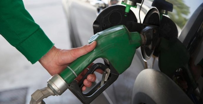 Caro benzina, Saccomanno: «Senza la Lega il costo dei carburanti alle stelle»
