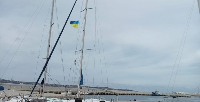 La Lega Navale di Villa San Giovanni issa la bandiera Ucraina sulla barca istituzionale