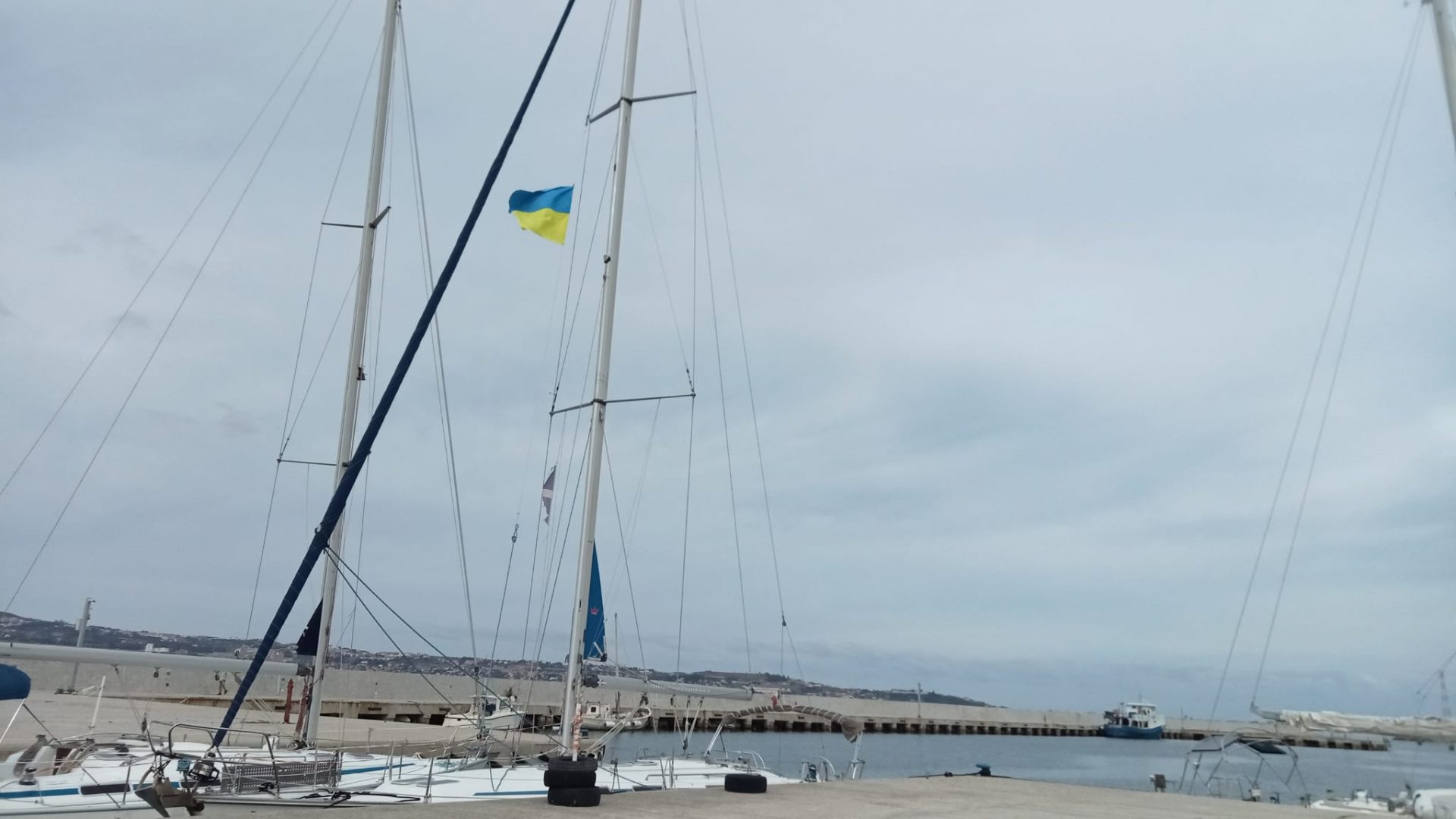 La Lega Navale di Villa San Giovanni issa la bandiera Ucraina sulla barca istituzionale