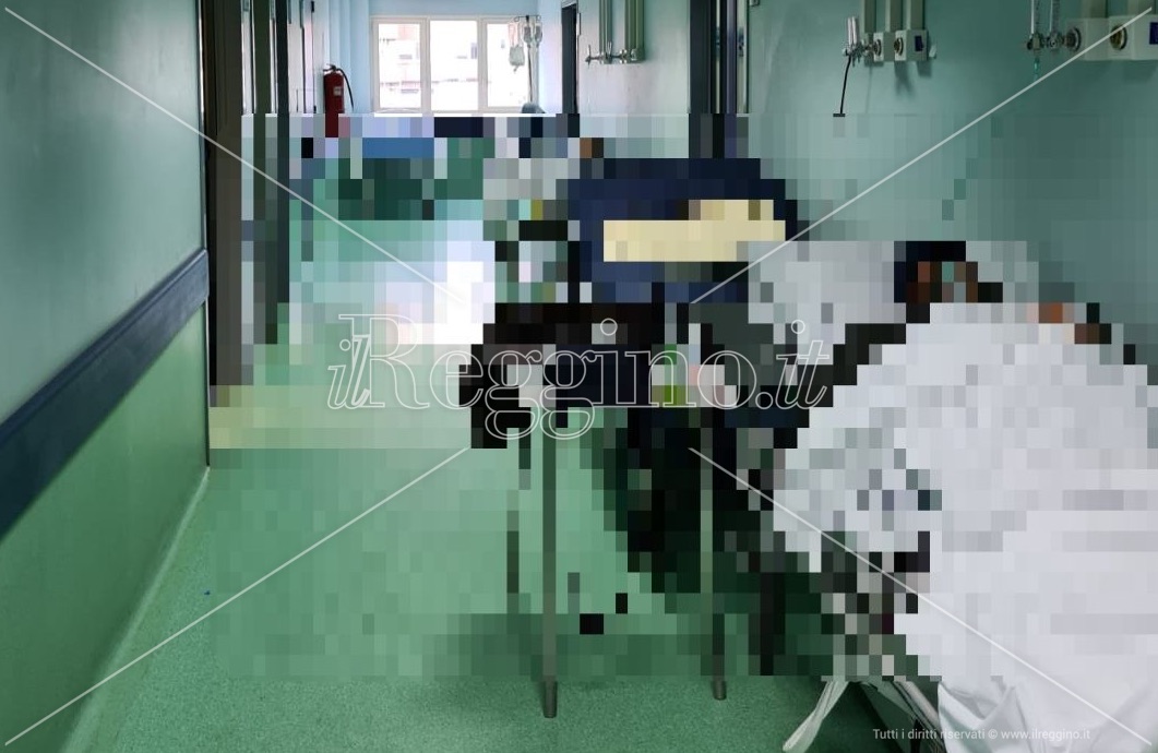 Covid, emergenza senza fine a Reggio Calabria: pazienti in barella anche nei corridoi