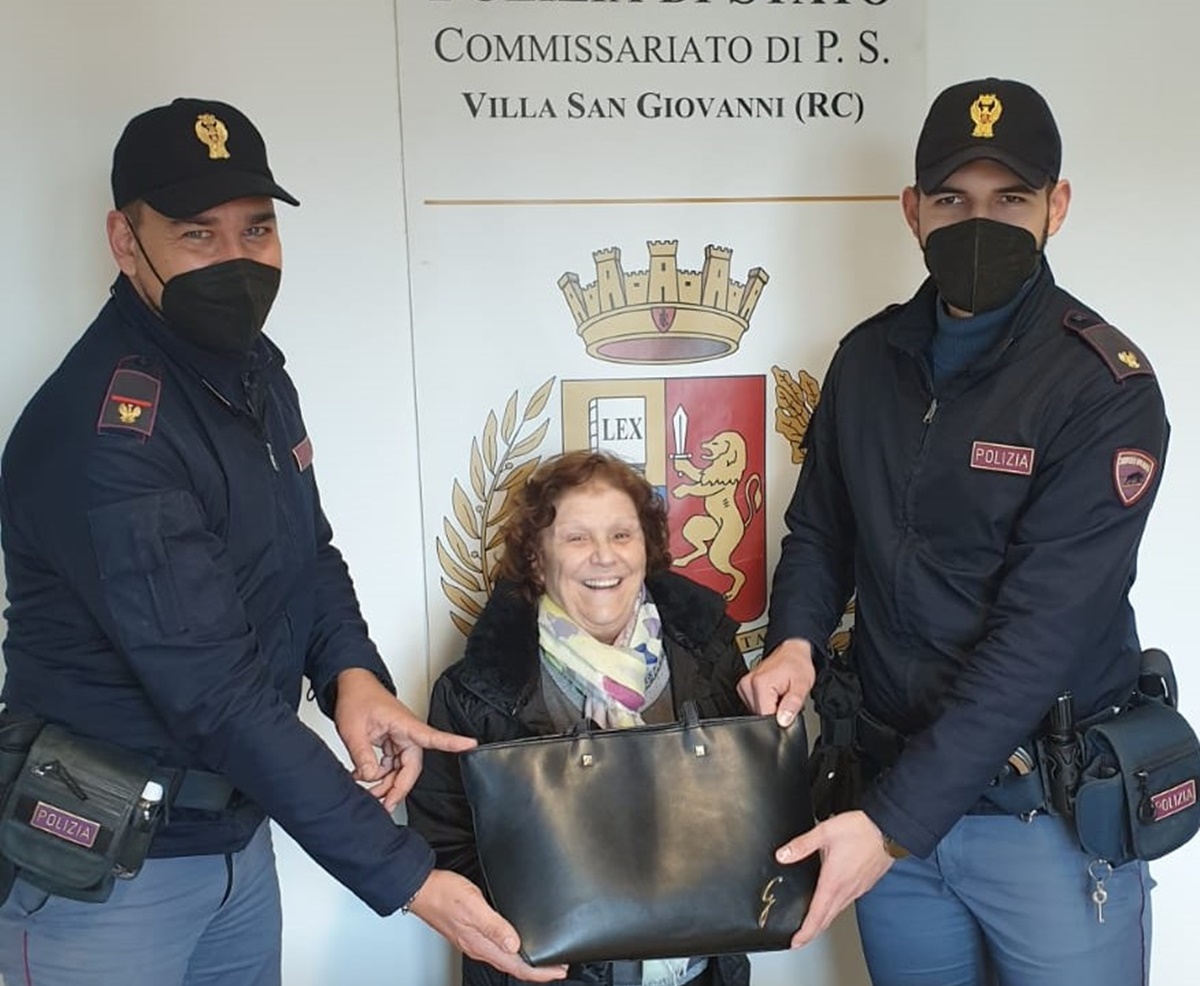 Villa San Giovanni, gli agenti di polizia trovano e restituiscono la borsa scippata ad un’anziana