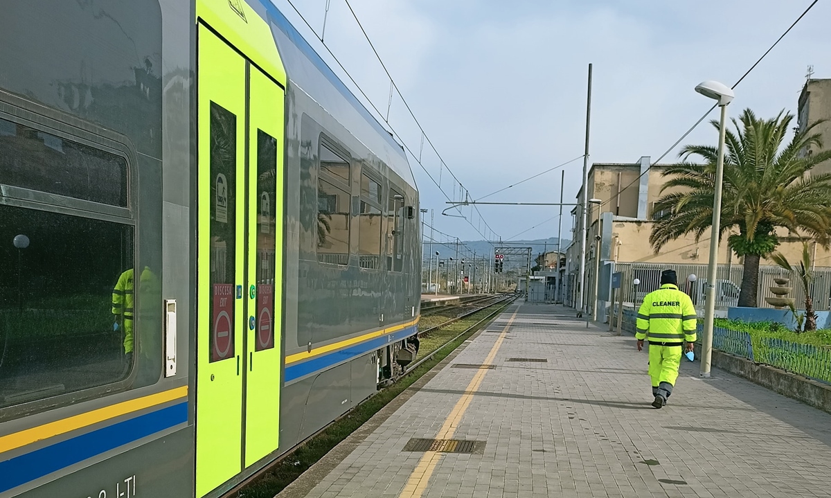 Treno trancia cavo tra Gioia e Rosarno, linea bloccata per un’ora e mezza