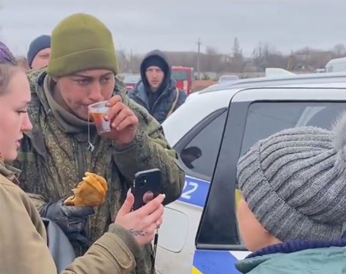 Guerra in Ucraina, soldato russo catturato scoppia in lacrime dopo aver avuto il permesso di videochiamare la madre