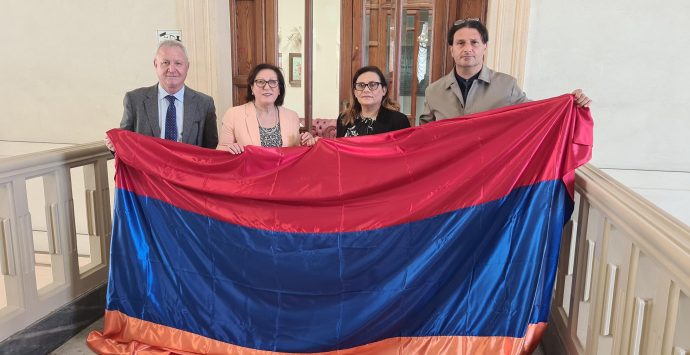 La bandiera dell’Armenia a Palazzo San Giorgio, Pensabene: «Segno di solidarietà e vicinanza»