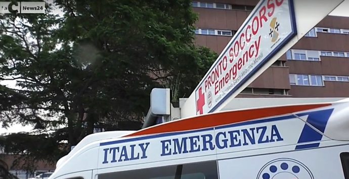 Incidente sul lungomare di Reggio, motociclista travolge una ventenne
