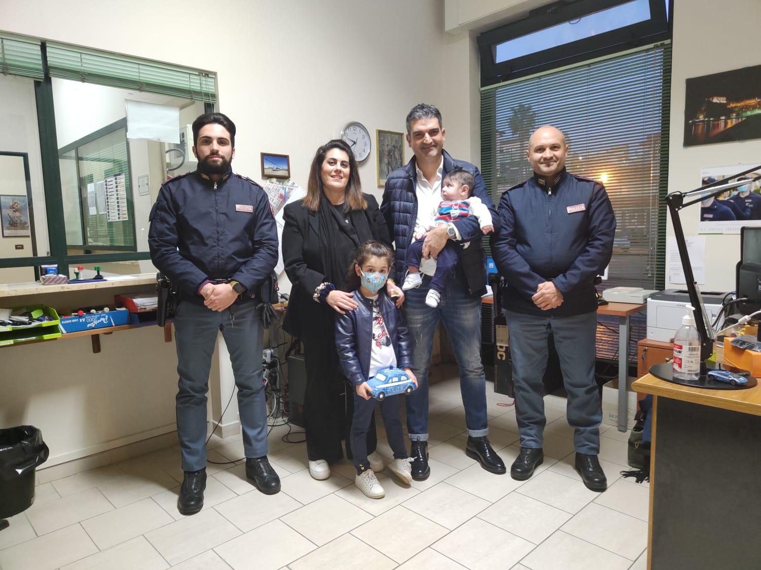 Gli agenti del commissariato di Polistena soccorrono un neonato in gravi condizioni di salute