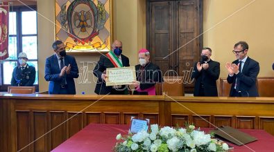 Locri, cittadinanza onoraria per il vescovo Oliva