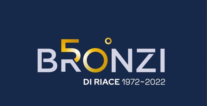 Bronzi di Riace, al museo svelato il logo dell’anniversario
