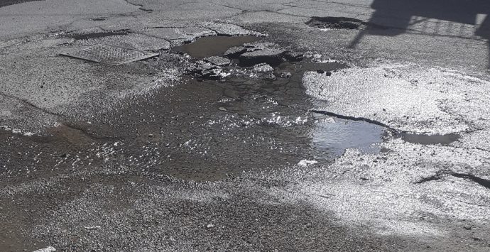 Reggio, Ancora Italia Calabria denuncia: «A Pellaro perdite d’acqua e strade groviera»