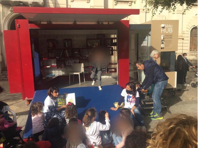 I libri viaggiano su ruote e arrivano a Reggio Calabria con la Scuola d’Italiano in piazza 