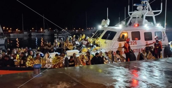 Sbarchi, soccorsi 92 migranti nella notte a Roccella Jonica: uno è ricoverato