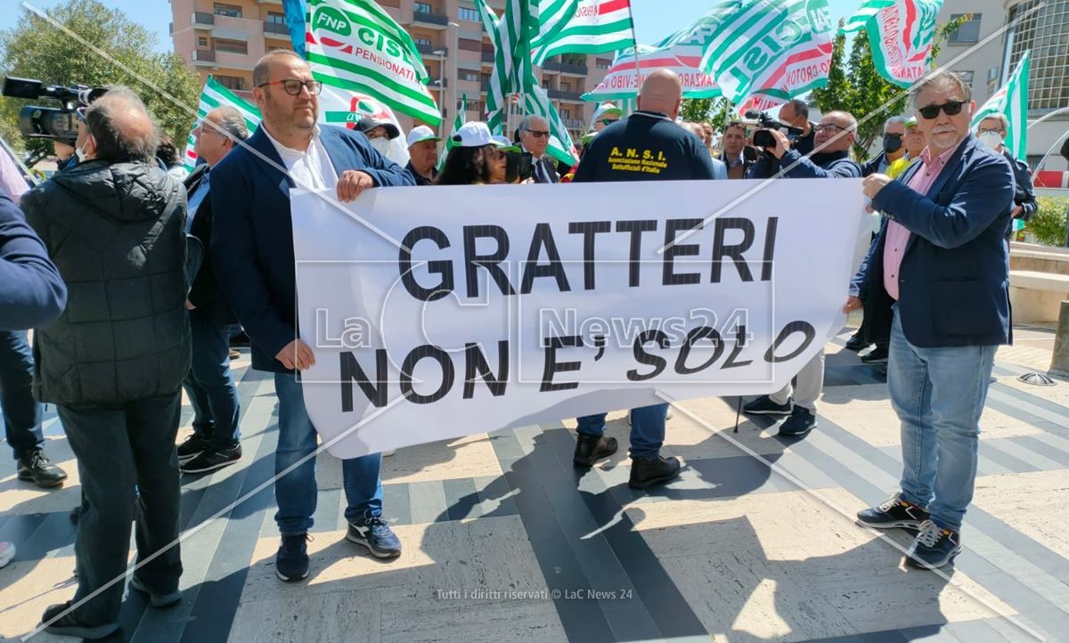 «Gratteri non si tocca», la Calabria si stringe attorno al procuratore