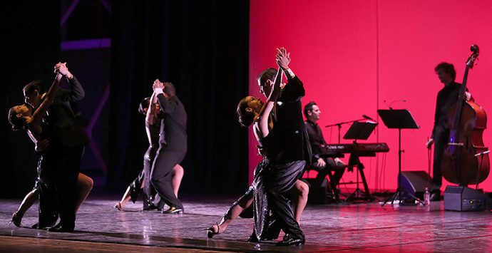 Cittanova, la Tango rouge company chiude la stagione teatrale