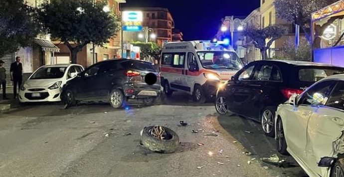 Incidente in pieno centro a Locri, danneggiate diverse auto in sosta